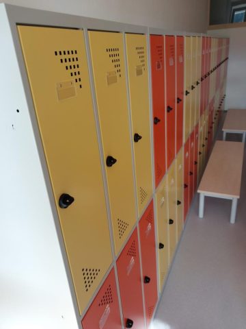 Kovinske garderobne omare za šole 004