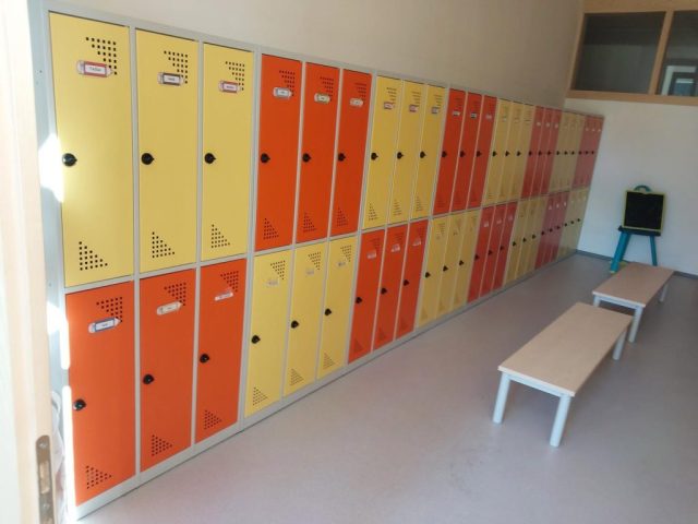 Kovinske garderobne omare za šole 005