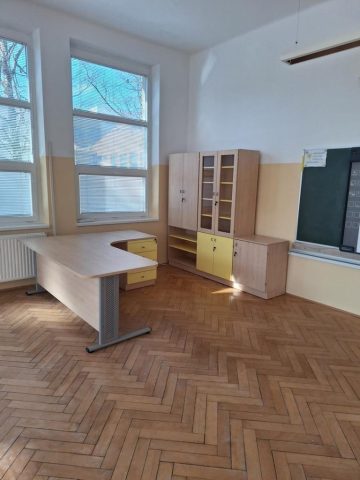 Pohištvo za učitelja – kateder in shranjevalne omare