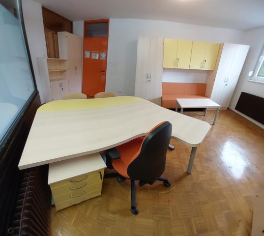 Oprema šolskega kabineta – delovne mize in omare