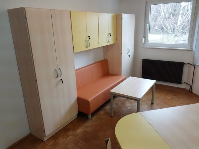 Omare in shranjevalne enote v šolskem kabinetu