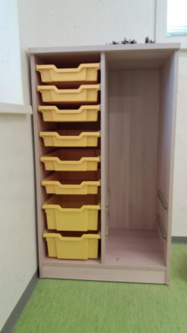 Regal z barvnimi izvlečnimi predali za učne materiale
