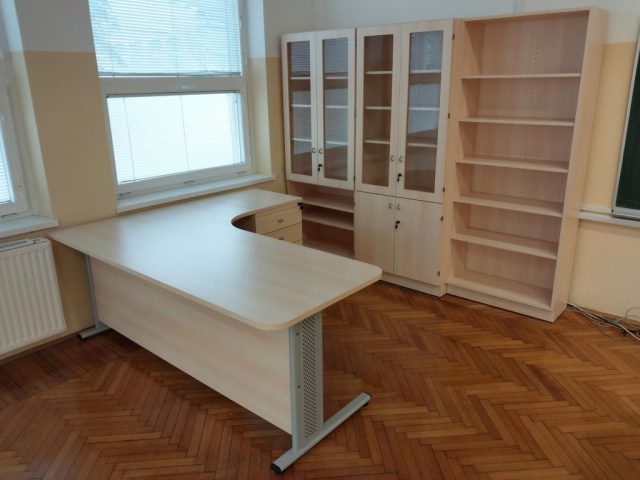 Učiteljski kotiček – pisalna miza in omare za šolske učilnice