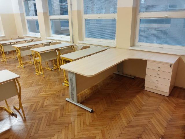 Učiteljski kateder ob oknu v šolski učilnici