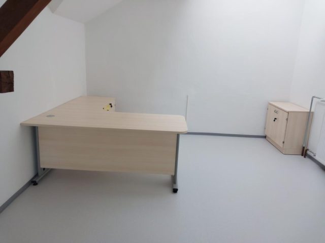 Kateder z delovno površino v obliki črke L