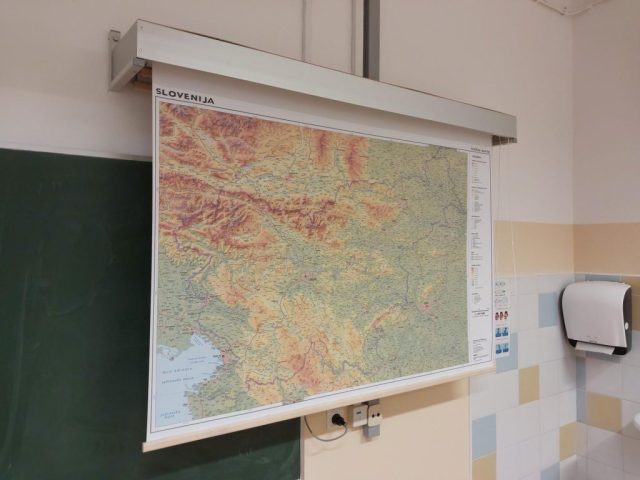 Stenski šolski zemljevid Slovenije v učilnici