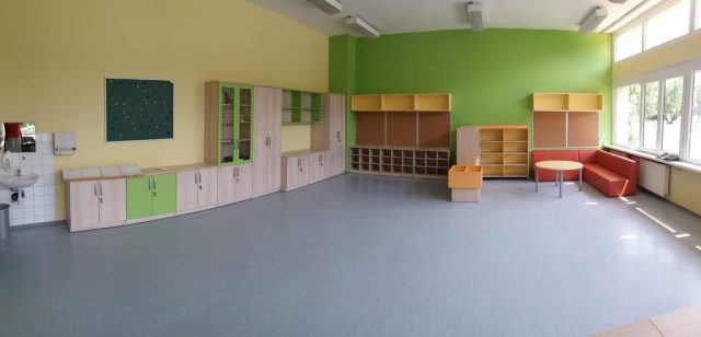 Pohištvo za učilnico z regali in kotičkom za počitek