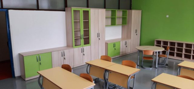 Večnamenski prostor v šoli z omarami in kotičkom za sedenje