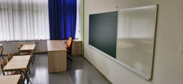 Šolski kateder s predali