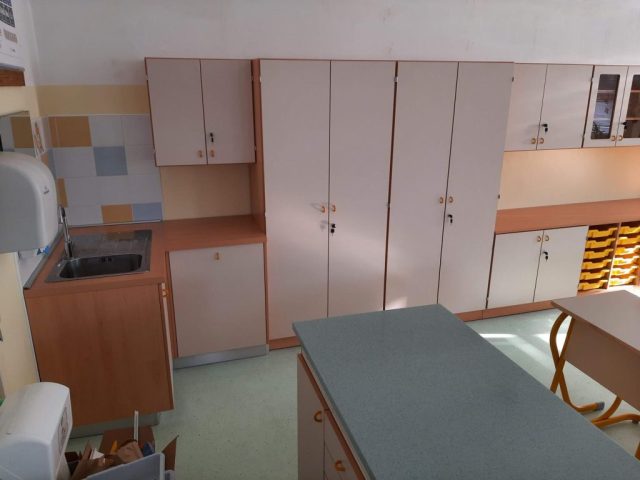 Kemijska učilnica z laboratorijskim pultom in umivalnikom