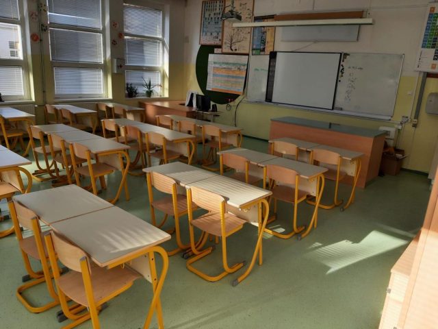 Kemijska učilnica z laboratorijskim pultom in umivalnikom