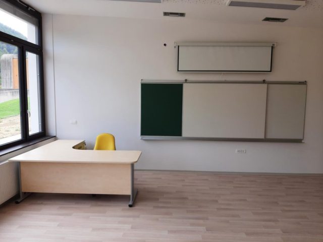 Šolski kateder in drsna tabla za največjo uporabnost