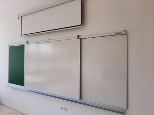 Šolske table z pomičnim sistemom iun projekcijskim platnom