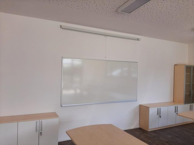 Šolska tabla in projekcijsko platno