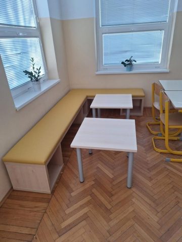 Šolski kotiček z oblazinjeno klopjo in mizicama za sprostitev ali mediacijo